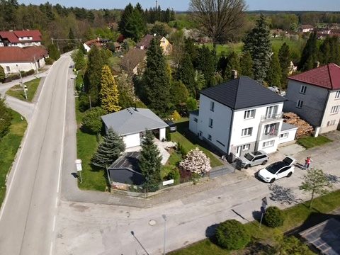 Penzion Mamuna z výšky – hlavní budova, zahradní stavba a zahrada